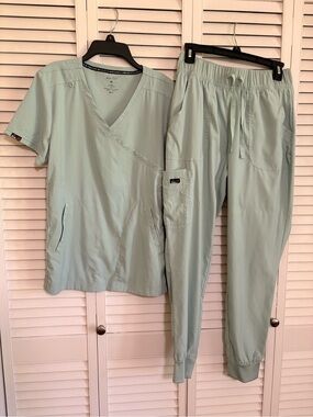 Koi Lite Scrub Set